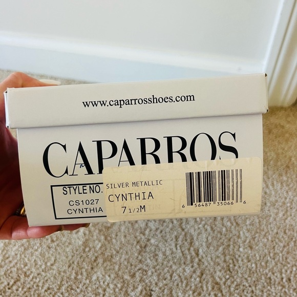 Caparros Silver Women's heels size 7.5 - Picture 8 of 9